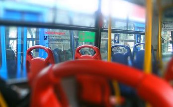 Interior bus, sillas rojas