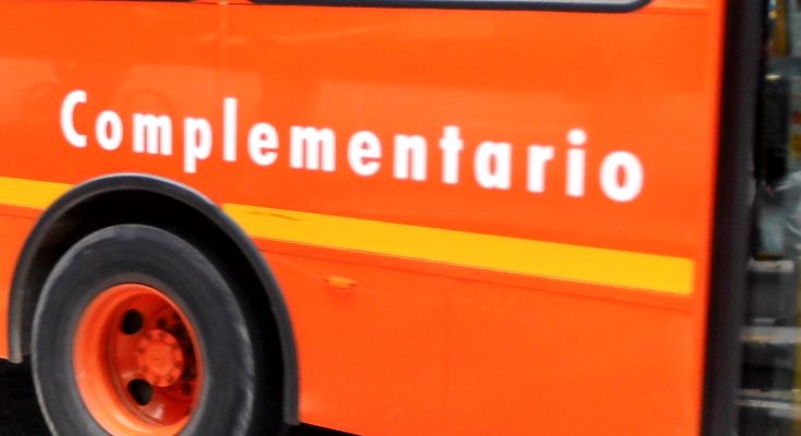 Foto lateral bus complementario naranja