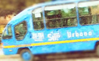 Bus urbano azul en Bogotá